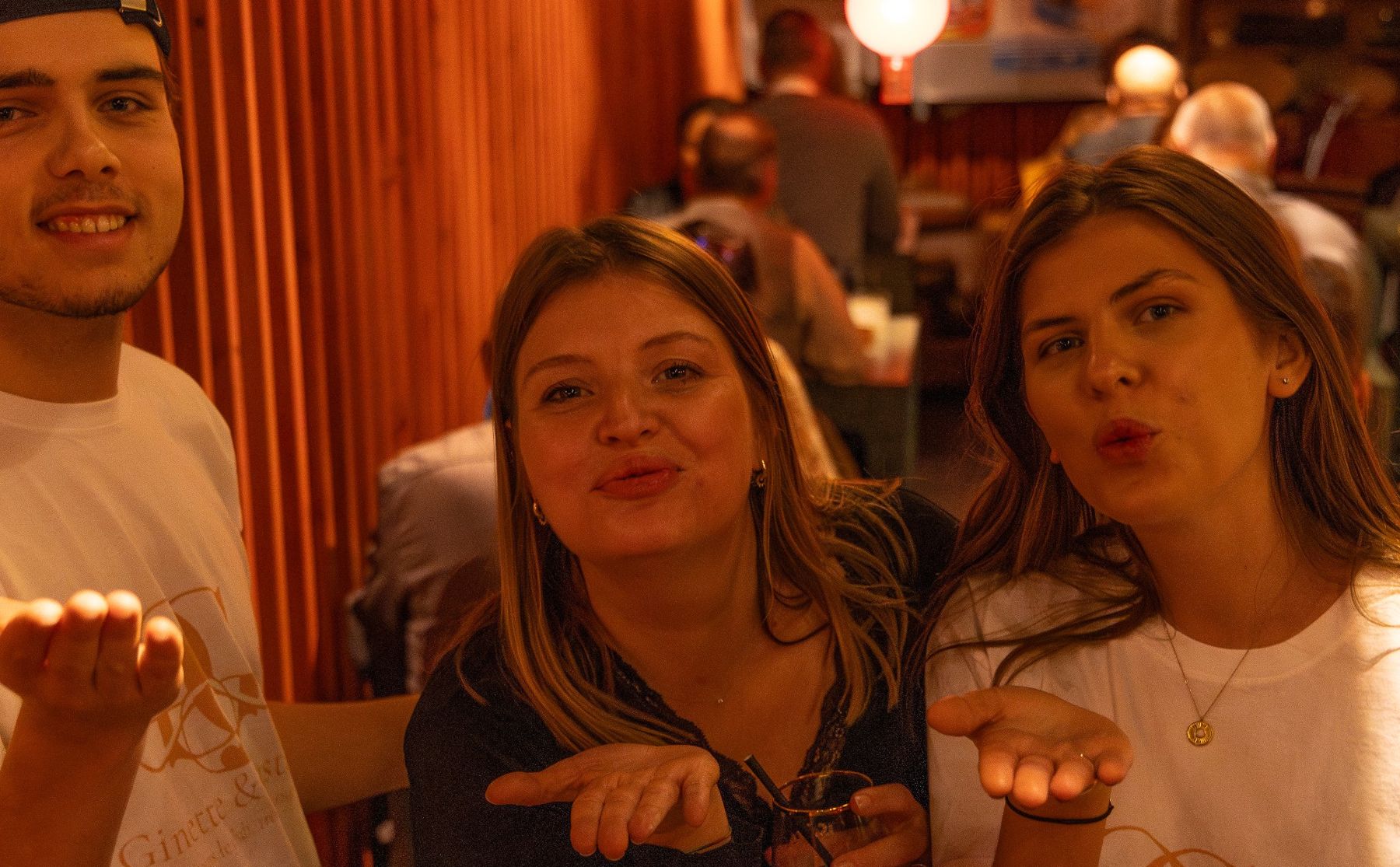 Camille, la fondatrice, et deux membres de l'équipe Ginette & Gustave envoient un bisou