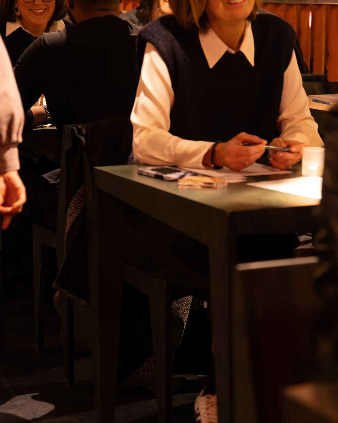 Participante souriante à sa table lors d'un speed dating classique